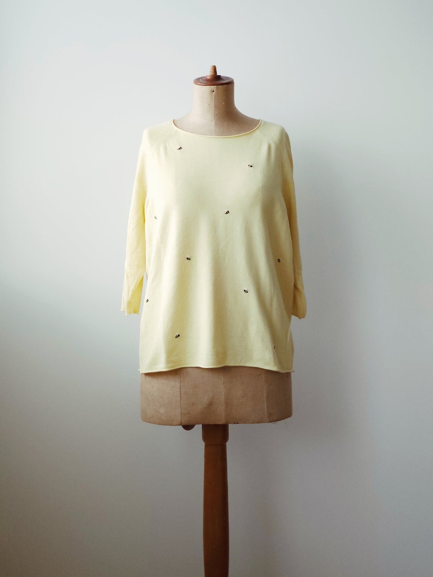 gelber Pullover, Bienen, bestickt, Einzelstück