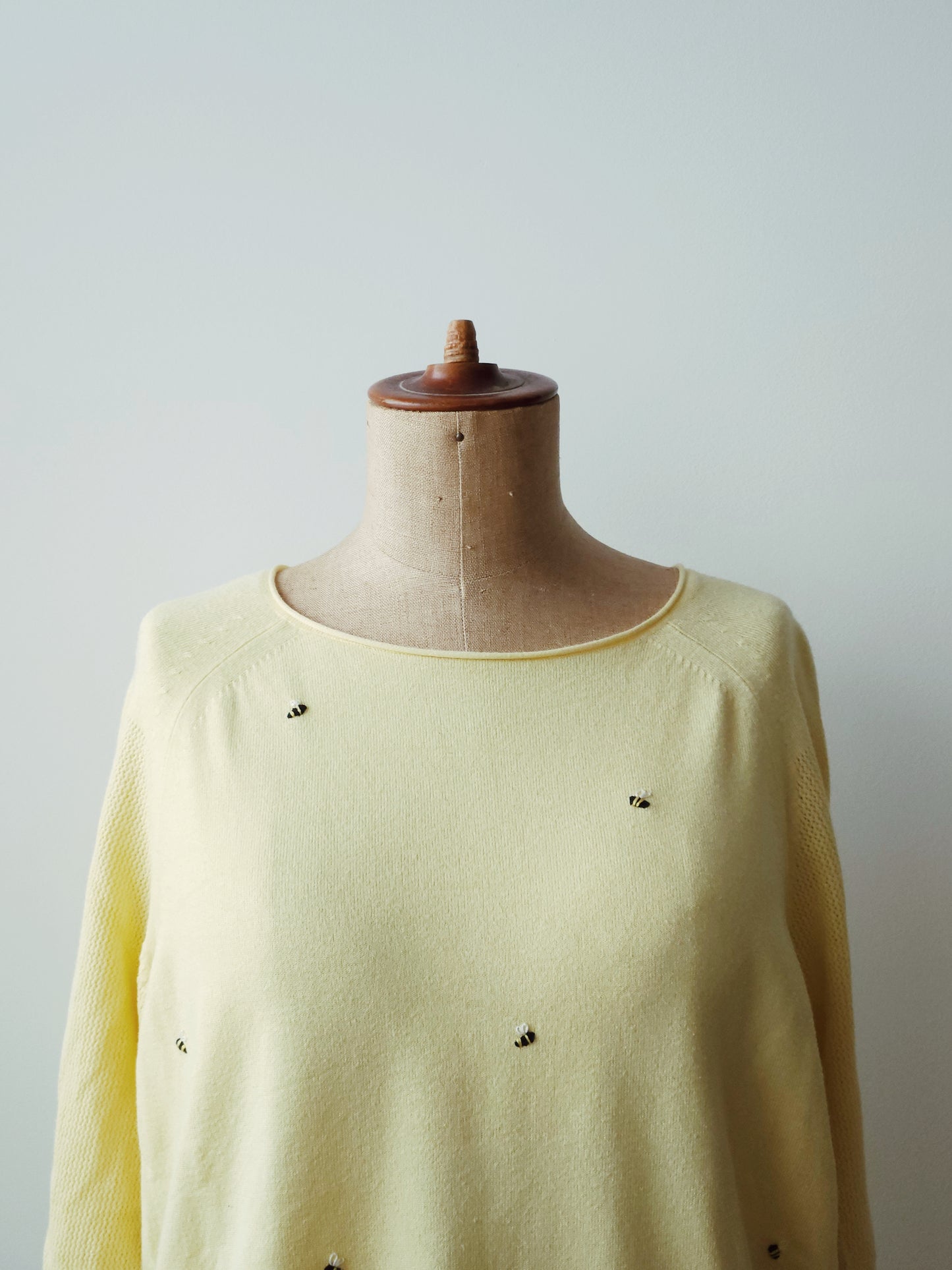 EInzelstück, Bienen, von hand bestickt
