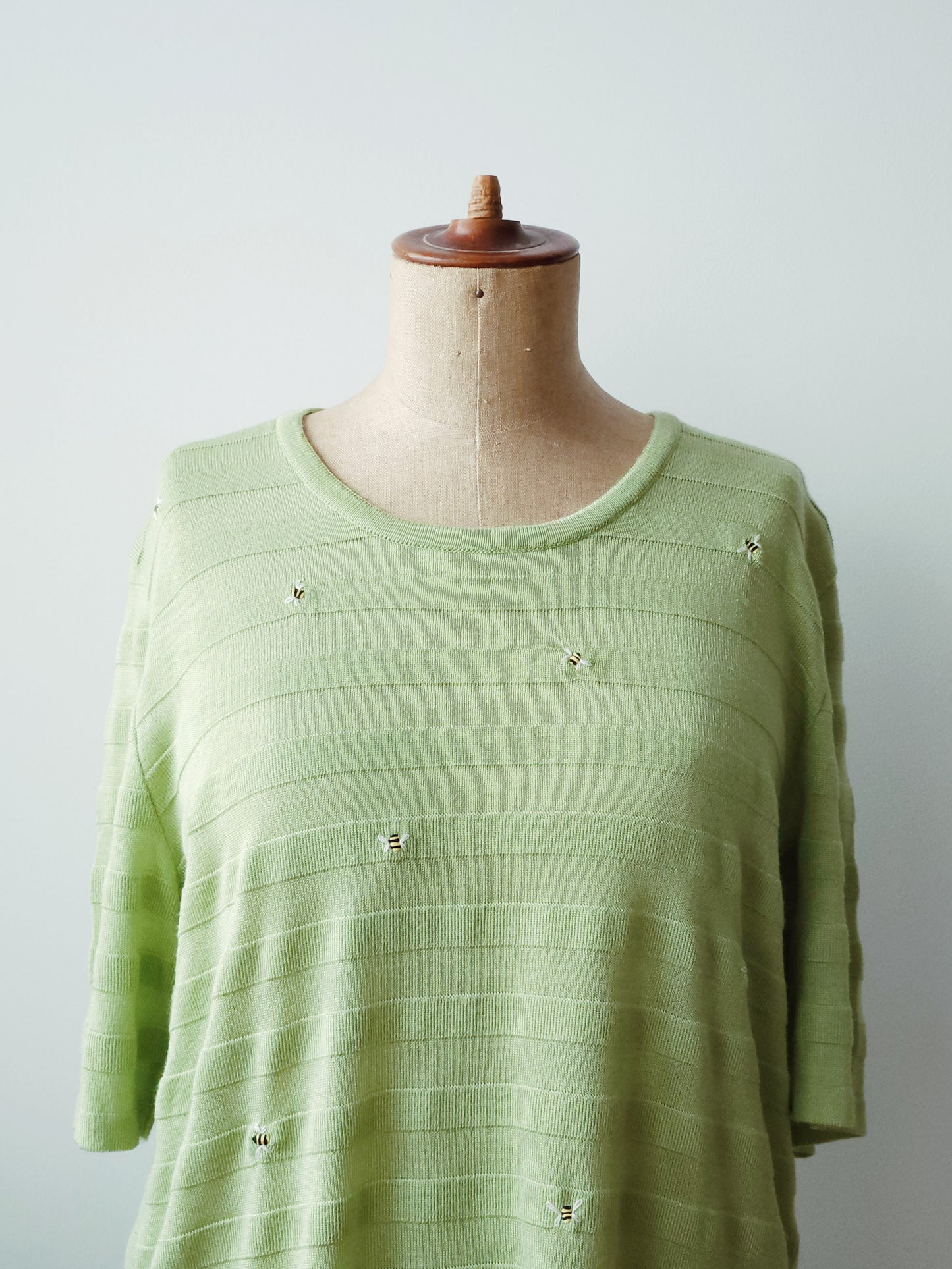 Stickerei, Bienen, grünes T-Shirt
